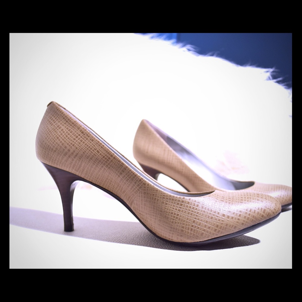Calvin Klein tan/nude textured heels—size 6.5